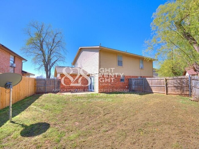 Building Photo - Spacious 2 Bed/2 Bath Townhome Duplex Available NOW in Moore, OK!