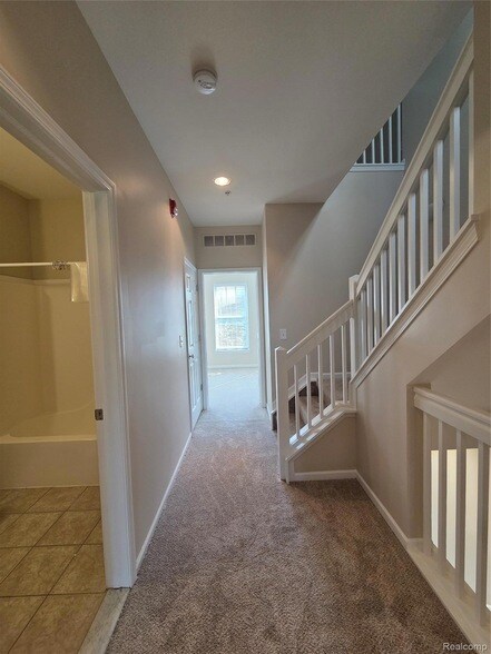 Building Photo - 526 Graten St