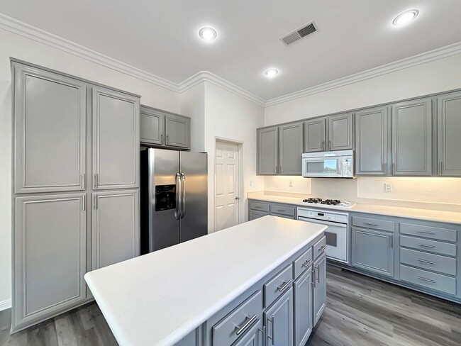 Building Photo - Beautiful 5BD/3BA House in Otay Ranch W/ W...
