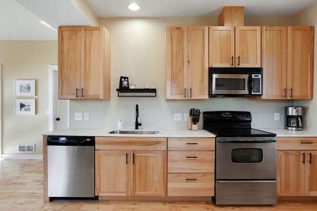 Building Photo - Charming 5-Bed Home with Hardwood Elegance in Minneapolis