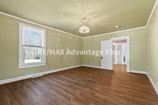 Building Photo - 3-Bedroom Home Convenient to Farmville and Hampden Sydney!