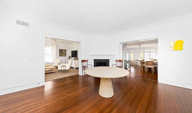 Building Photo - 133-135 Toylsome Ln