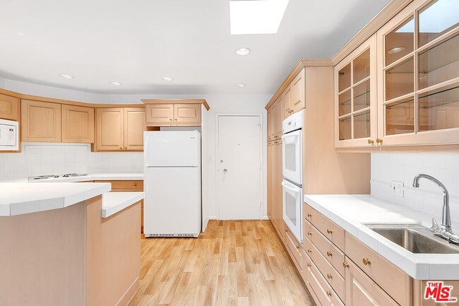 Building Photo - 825 S Gretna Green Way