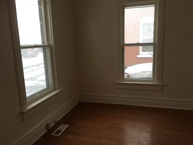 Building Photo - 324 Beldon Pl