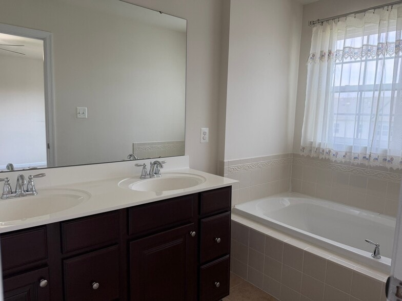 Building Photo - 22899 Chestnut Oak Terrace