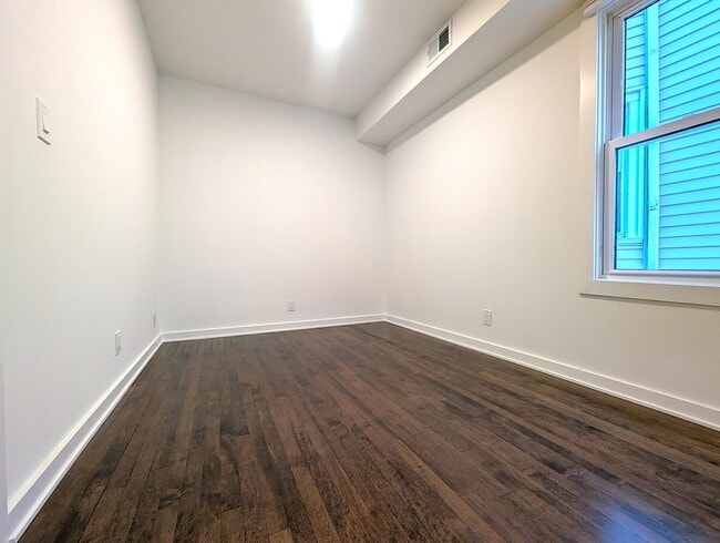 Building Photo - 2437 W Leland Ave