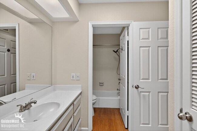 Building Photo - Bright and Modern 1Bdm 1Ba Condo Near Downtown Scottsdale!