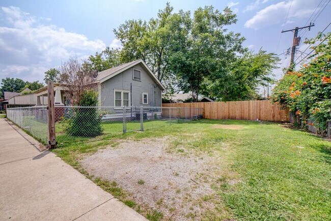 Building Photo - Charming 3/1 Near TU! Make this your new home!
