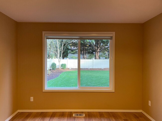 Building Photo - Adorable 4 Bedroom 2.5 Bath Home in Fisher's Landing! Fully Fenced Backyard! Mountain View High S...