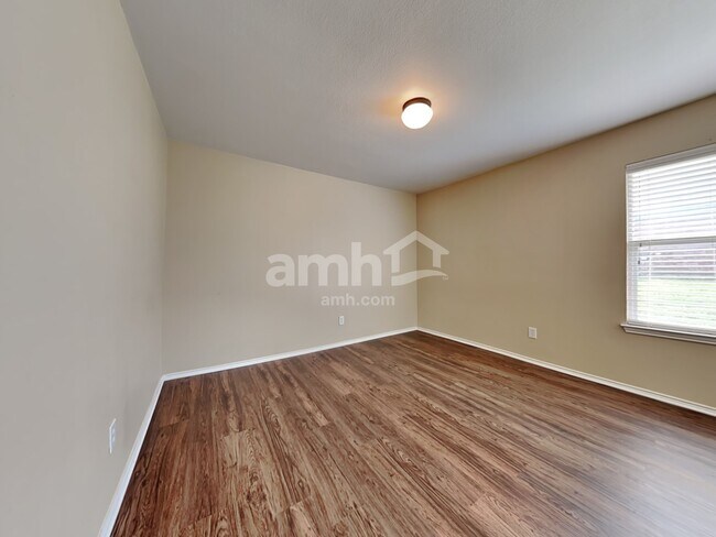 Building Photo - 805 Windflower Dr
