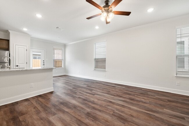Building Photo - Like-New 3BR Duplex in Gated Community w/ Parks, Granite Kitchen & Private Yard