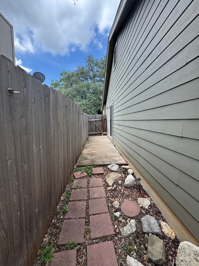 Building Photo - 215 Greenlawn Blvd