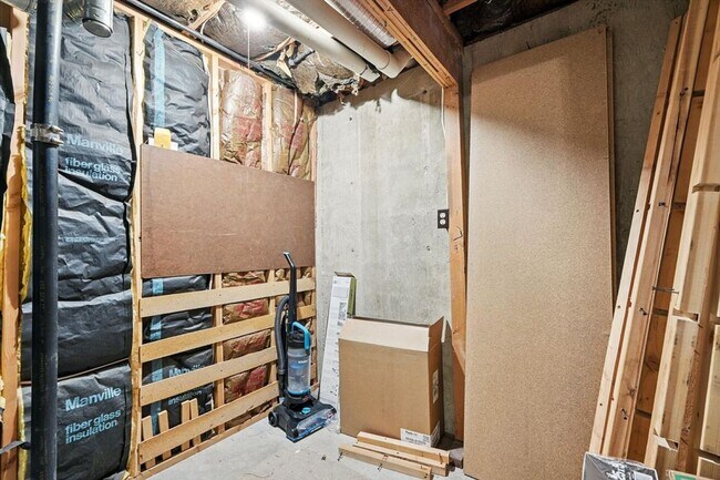 Building Photo - Charming Townhome