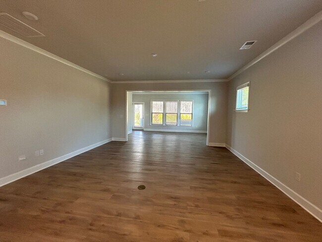 Building Photo - 450 Bandon Wy