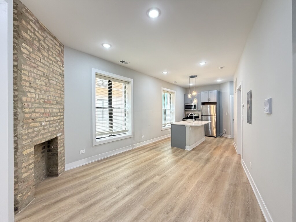 Building Photo - 452 W Belden Ave