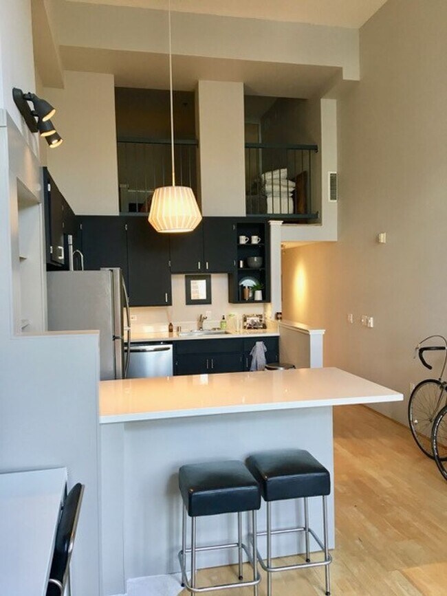 Building Photo - Beautiful sunny loft in Mission/SoMa