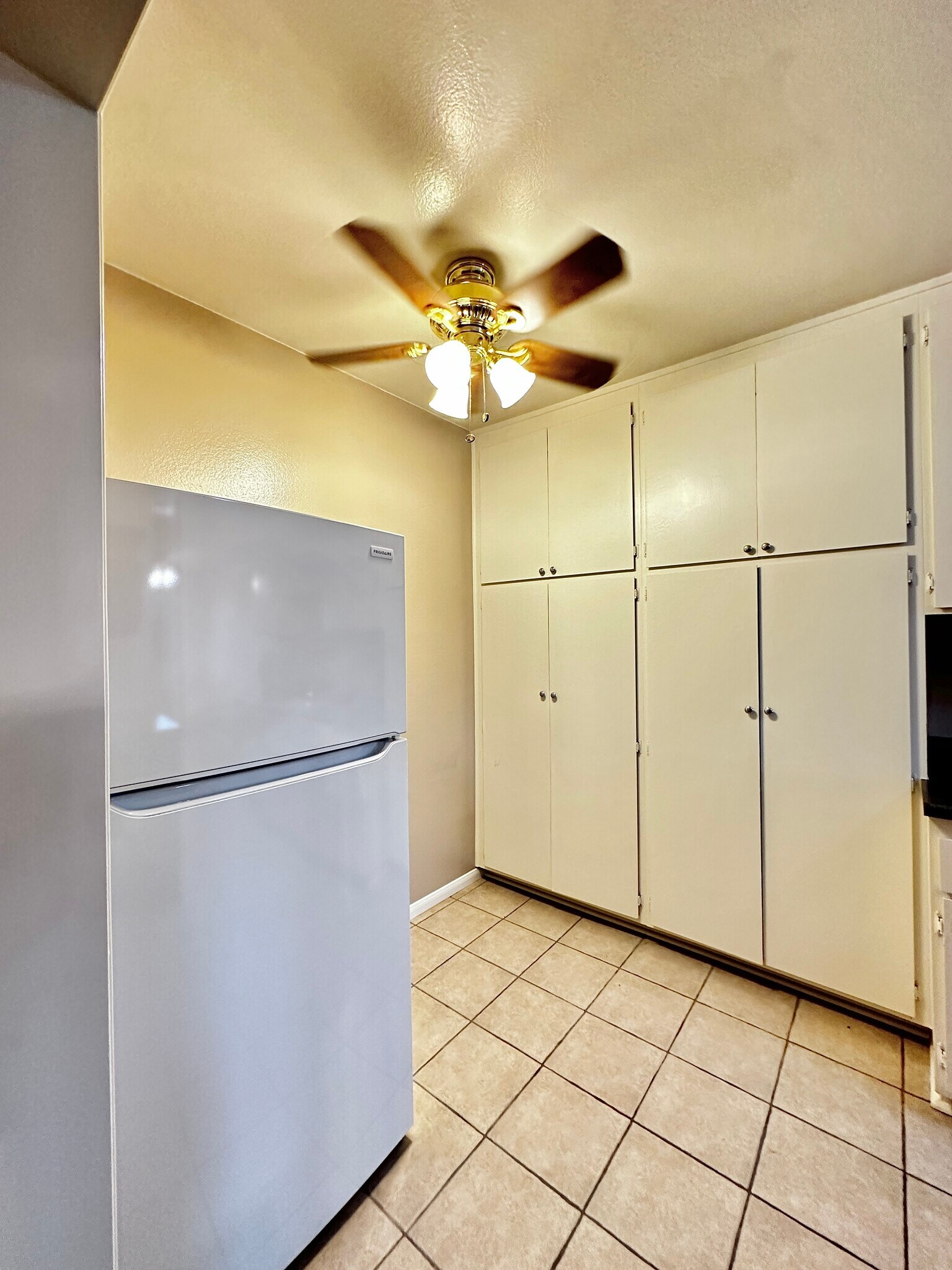 breakfast area - 125 S Sierra Madre Blvd