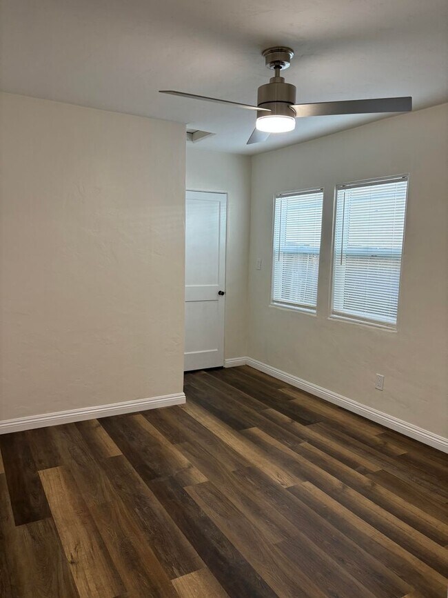 Building Photo - Beautifully renovated 2 bedroom 2 bath home w/ all utilities included!