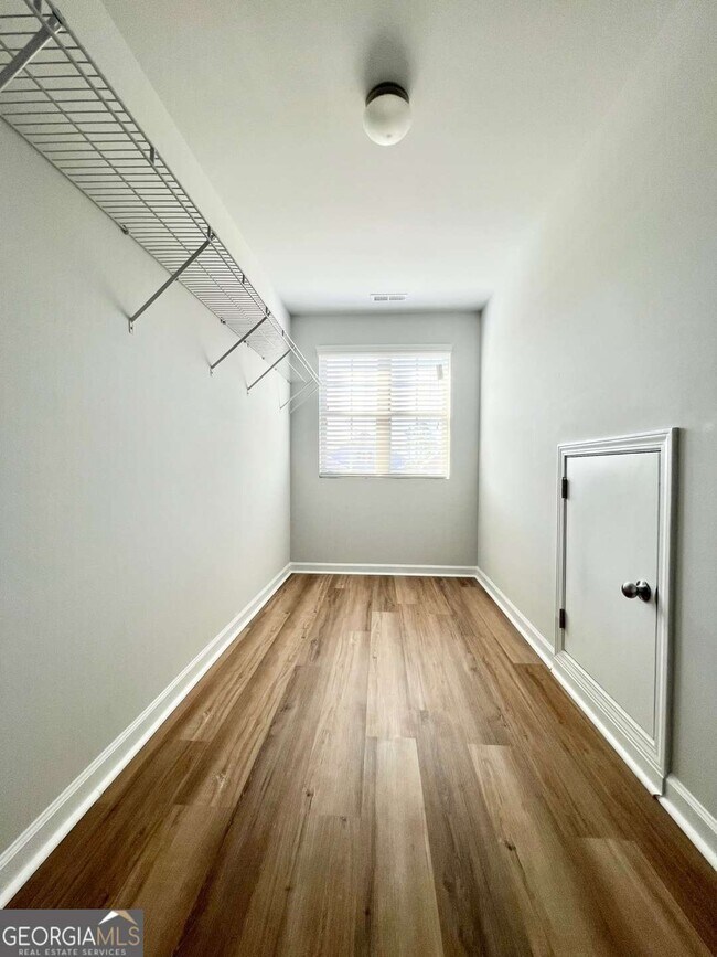 Building Photo - 370 Broadmoor Dr