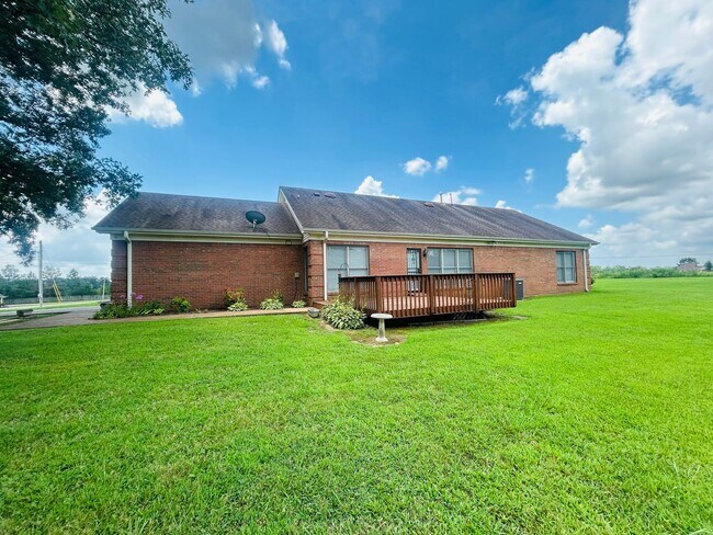 Building Photo - Desirable Oakland Home on Acreage. Owner W...