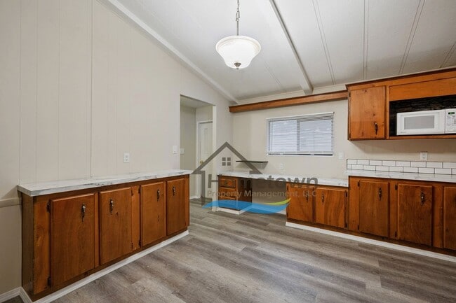 Building Photo - 3 Bedroom 2 Bathroom Home with Carport Available in Coeur d'Alene!