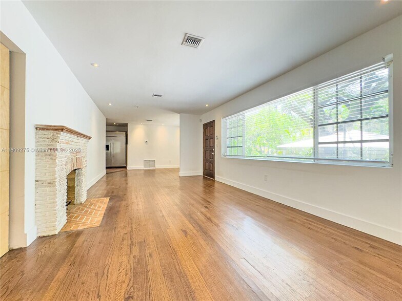 Building Photo - 400 NE 86th St