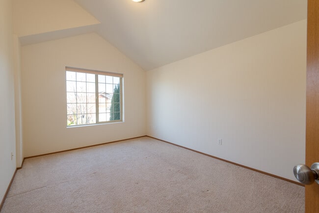 Building Photo - 2732 Hidden Springs Loop SE