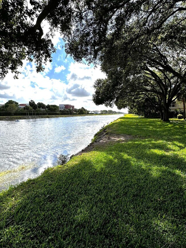 Building Photo - 2936 SW 22nd Cir