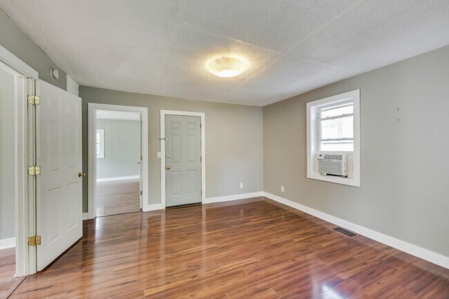Building Photo - 2401 Fillmore St NE