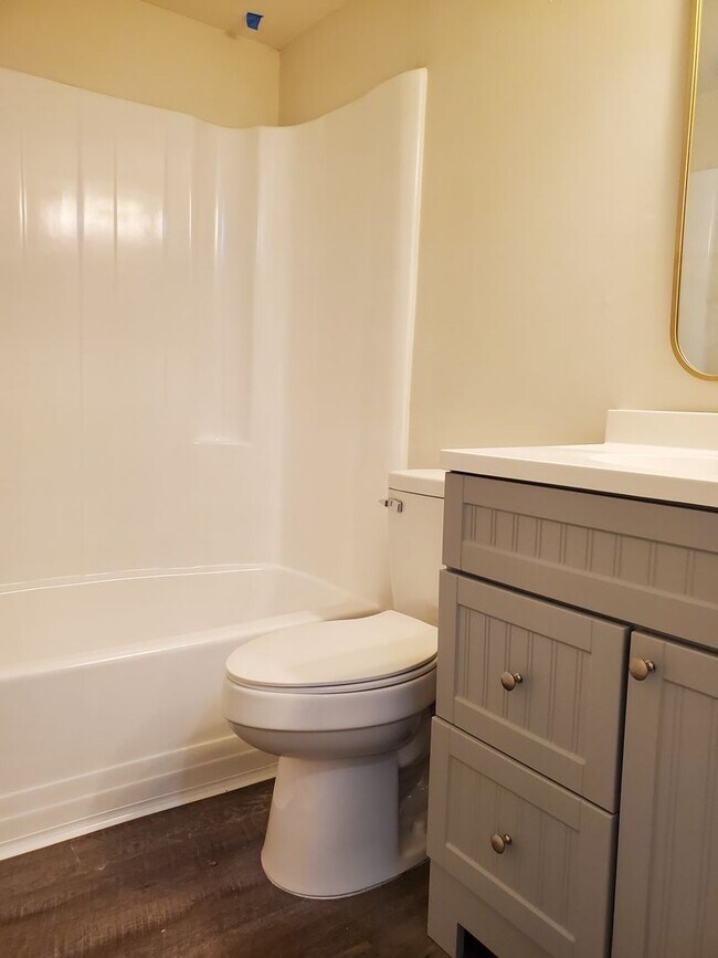 Building Photo - 2BD / 2BA Newly Remodeled 2 bed / 2bath Condo with Community Pool, close to Truman Pkwy!