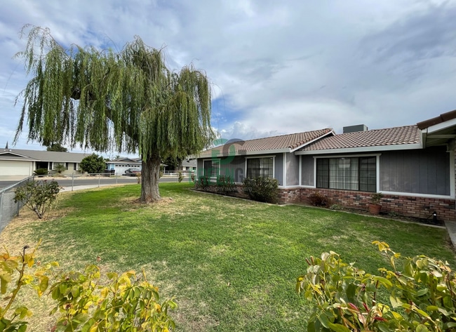 Building Photo - NOW AVAILABLE! Make this spacious 4 bedroo...