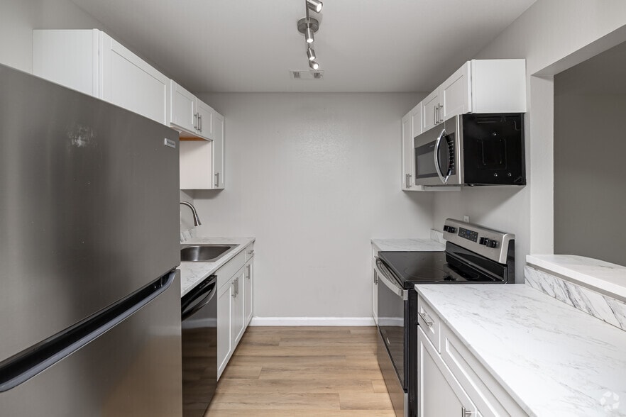 2BR, 2BA - 1,100SF (Renovated) - Kitchen - Arrington Apartments