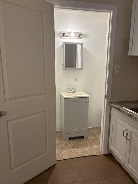 Building Photo - 5 Oak St