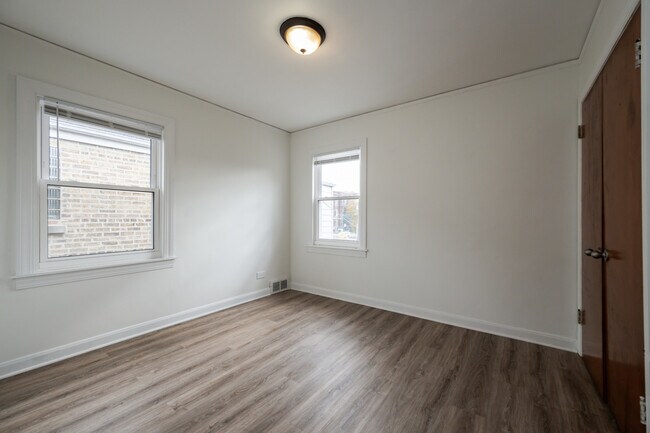 Building Photo - 4407 W Wrightwood Ave