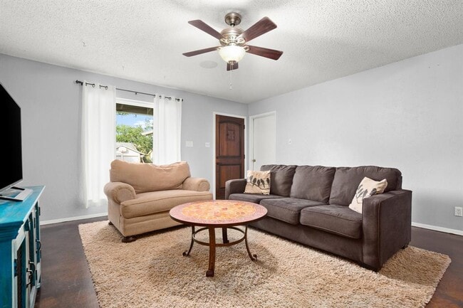 Building Photo - 4702 Gray Fox Dr