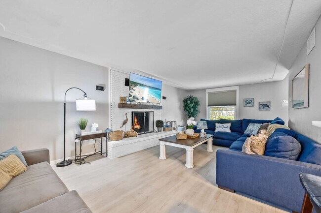 Building Photo - 366 W Osceola Ln