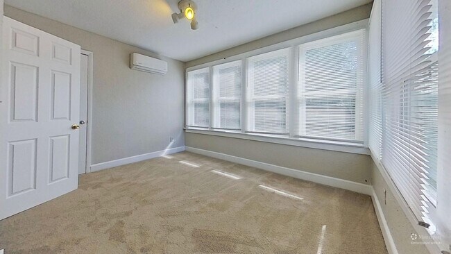 Building Photo - 5-Bedroom Home in Springfield!