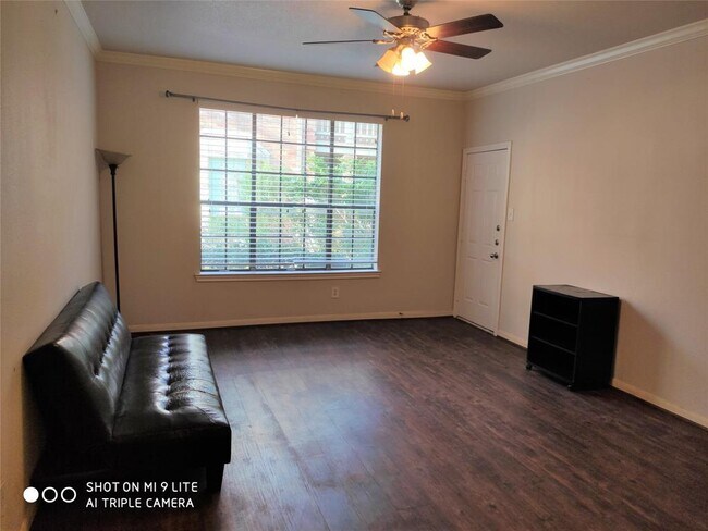 Building Photo - 2255 Braeswood Park Dr