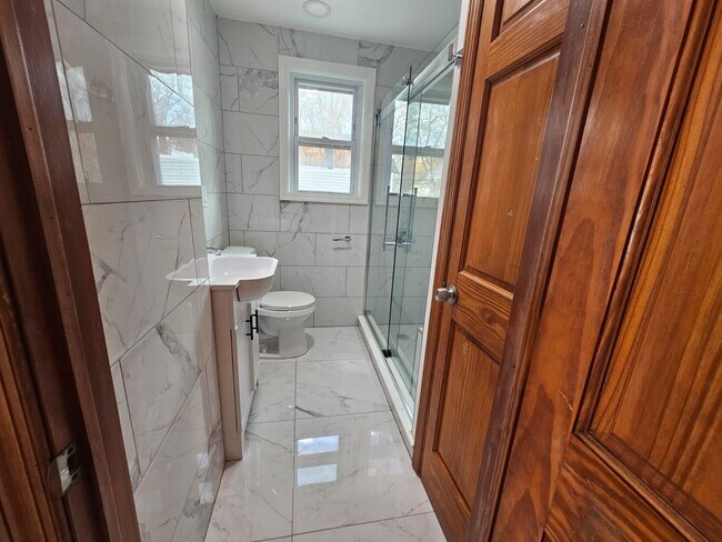 Building Photo - 154 Bleecker St