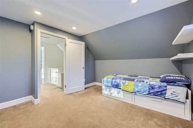 Building Photo - Introducing a spacious 4 bedroom, 2.5 bath...