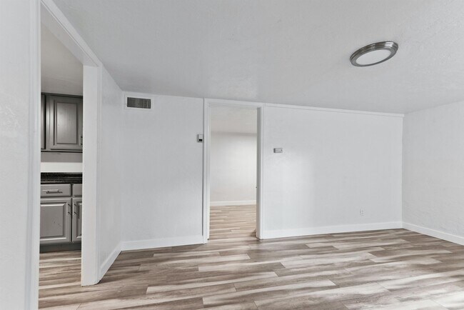 Building Photo - 750 E 820 N