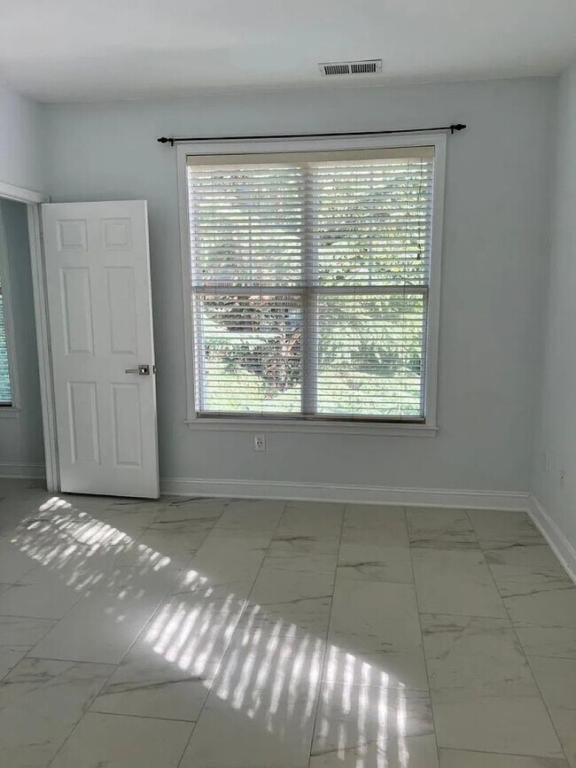 Building Photo - 2 Bed/ 2 Bath Condo located in one of Charlotte's most desired neighborhoods