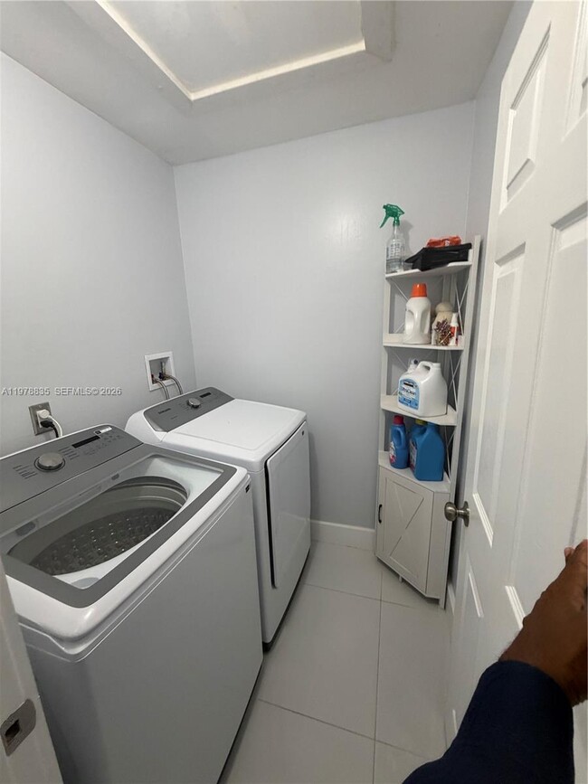 Building Photo - 844 W 41st St