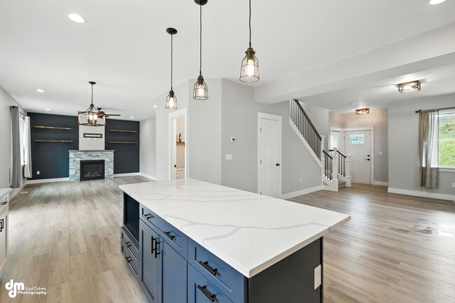 Building Photo - Charming & Updated 4BD/2.5BA!