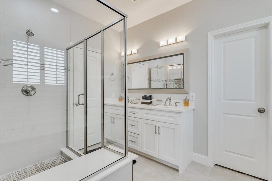 Building Photo - 8206 Chesham Dr