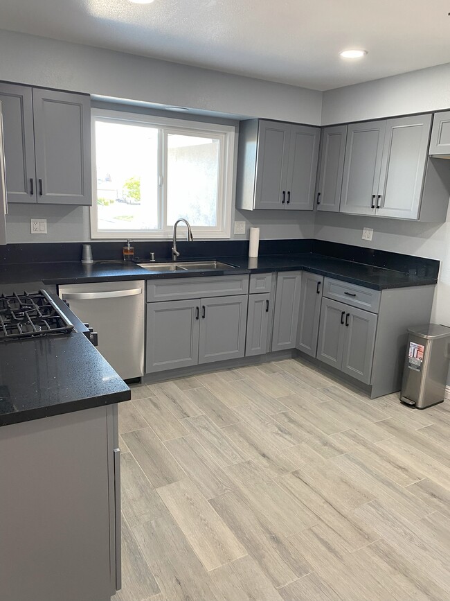 Building Photo - 9211 Vernon Ave