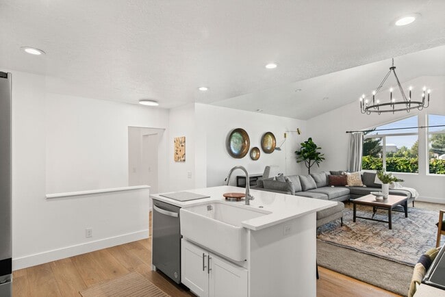 Building Photo - 940 E Buddlea Dr