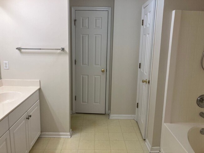 Building Photo - 3BR / 2.5BA @ Westbury Park