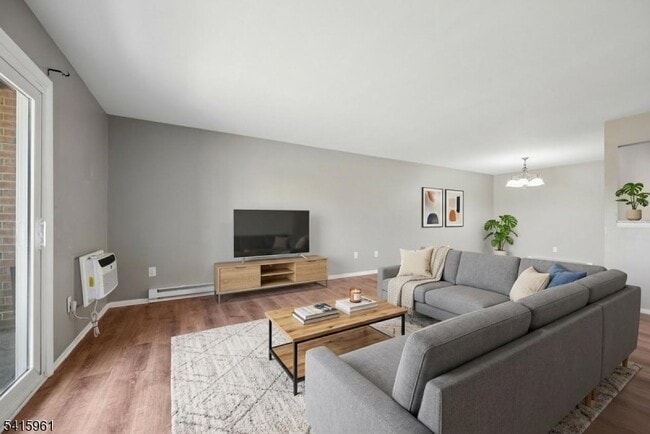 Building Photo - 807 Eves Dr