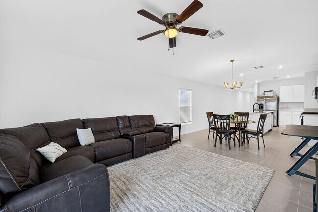 Building Photo - 5876 NW Sweetwood Dr